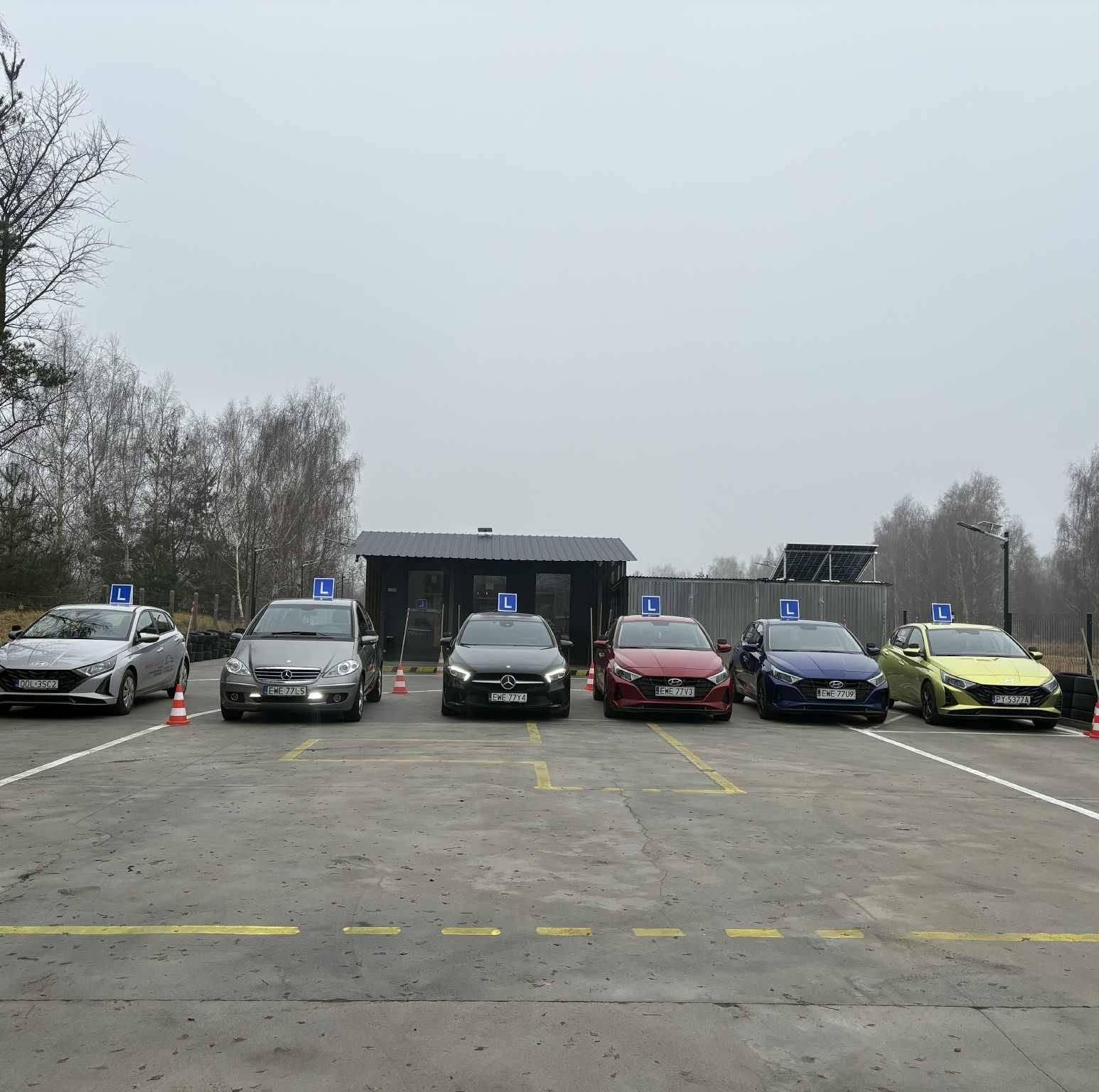 Plac manewrowy OSK Góreccy 2 w Wieruszowie z flotą samochodów szkoleniowych